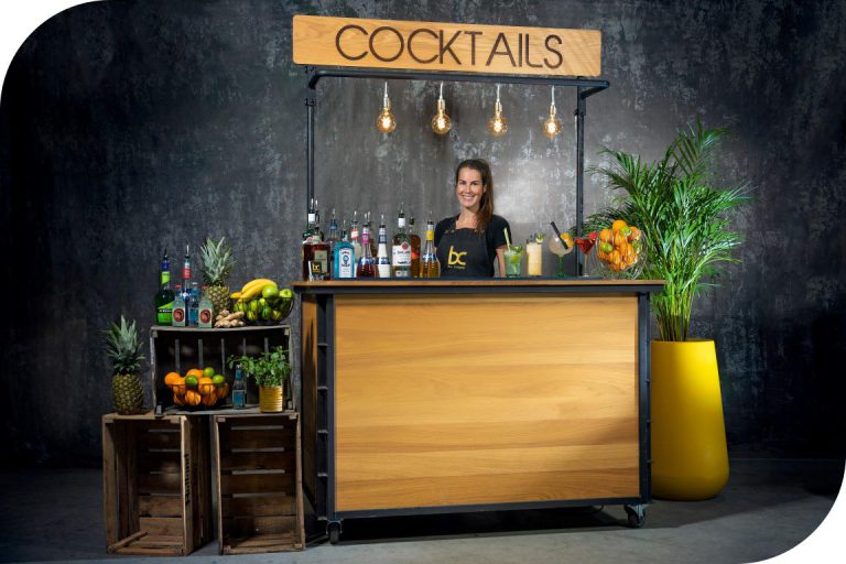 Een cocktailbar huren met cocktailshaker | Cocktailbar.nl
