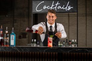 cocktail barman inhuren op feest - Cocktailbar.nl
